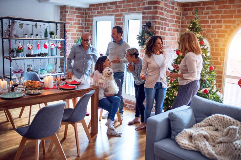 famiglia riunita a casa per pranzo di natale